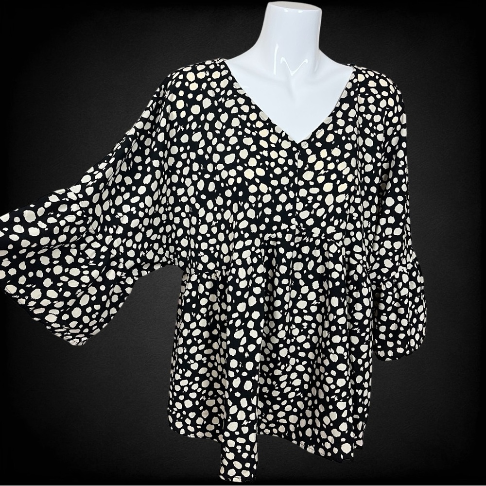Andree by Unit Black and Off White V Neck Bell Sleeve Top/Blouse Size 1X